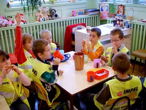 Pierwszoklasiści z Jeżowa w odblaskowych prezentach.