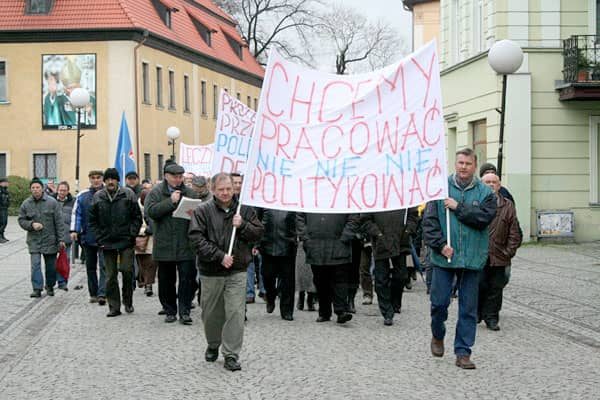 Chęć do pracy związkowcy i załoga Jelfy manifestowali podczas piątkowego protestu.