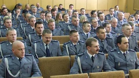 Wyróżnieni policjanci w galowych mundurach.