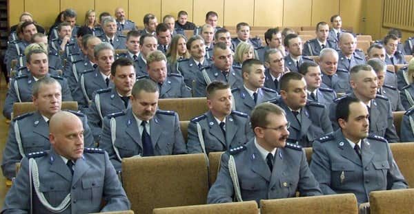 Wyróżnieni policjanci w galowych mundurach.