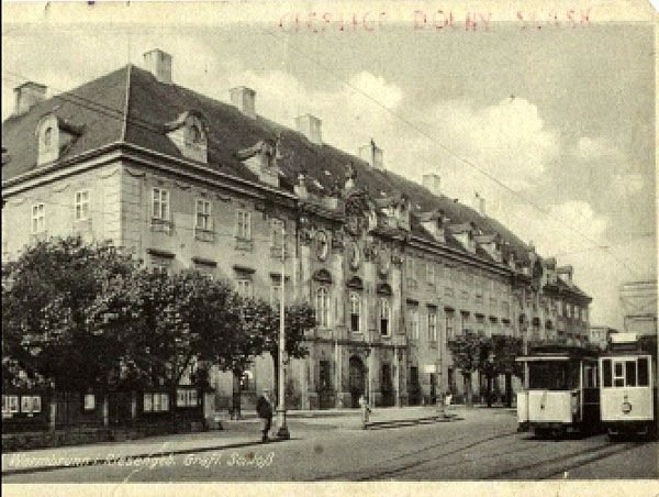 Tramwajowa mijanka przed pałacem Schaffgotschów. Tramwaje w rzeczywistości były czerwone. Panchoromatyczna klisza czarno-biała ten kolor oddawała jako biały.