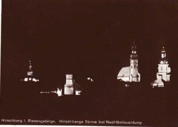 Iluminacja wież ratusza, baszty zamkowej, kościołów św. Erazma i Pankracego oraz św. Krzyża. Zdjęcie sprzed 1945 roku.