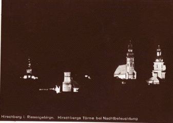 Iluminacja wież ratusza, baszty zamkowej, kościołów św. Erazma i Pankracego oraz św. Krzyża. Zdjęcie sprzed 1945 roku.