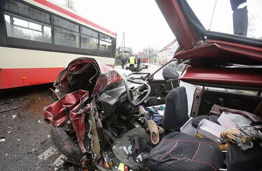 Tak wyglądał polonez po zderzeniu z autobusem i rozcięciu przez strażaków karoserii. Kierowca został uratowany.