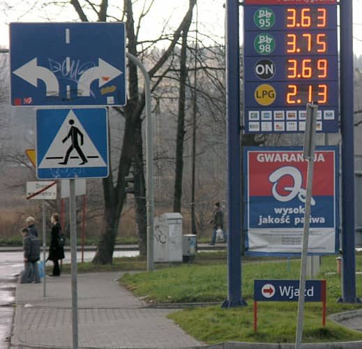 Na jednej tablicy cena wyższa, na innej – niższa. To skutek głupiego żartu wyrostków.