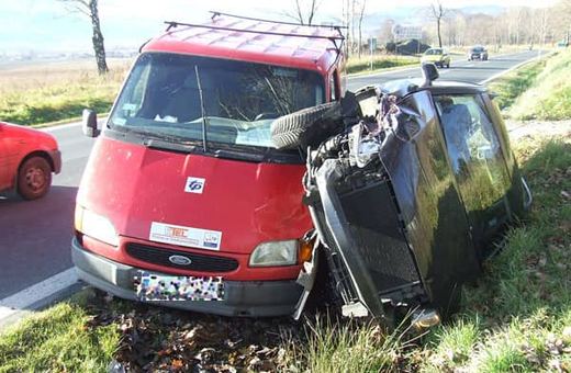 Bok i przód volkswagena zostały znacznie uszkodzone.