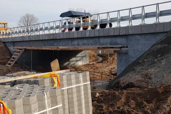 Solidna konstrukcja modernizowanej przeprawy.