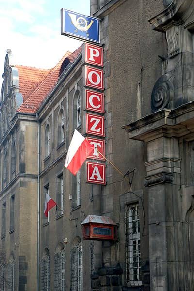 Urząd przy ulicy Pocztowej w barwach narodowych.