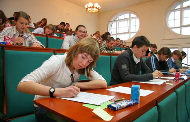 Uczestnicy konkursu rozwiązują test w audytorium auli I LO im. Żeromskiego.