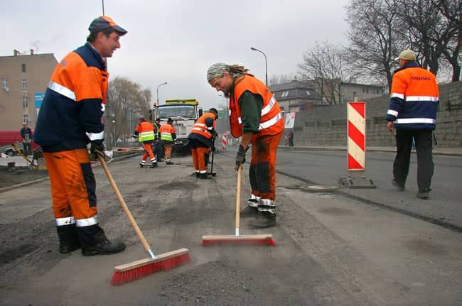 Czyszczenie podłoża przed nałożeniem warstwy asfaltu.