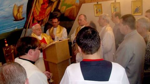 Ordynariusz legnicki, ks. bp Stefan Cichy podczas wtorkowego nabożeństwa w nowej kaplicy.
