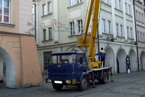 Jeśli chodzi o świąteczne przyozdabianie miasta, można odnieść wrażenie, że czas zatrzymał się kilkanaście lat temu.