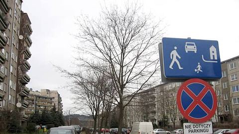 Mieszkańcy ignorują znaki zakazu parkowania i zatrzymywania się.