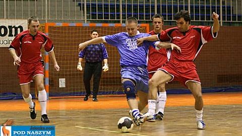 W starciu służb mundurowych strażnicy aresztu śledczego ulegli policjantom 3:1.