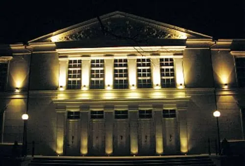 Odnowiona fasada w nocnej iluminacji.