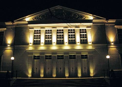 Odnowiona fasada w nocnej iluminacji.