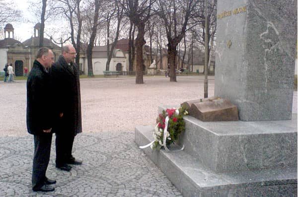 Marek Obrębalski i Jerzy Łużniak przed Pomnikiem Wolności i Niepodległości.