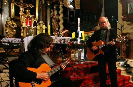 Barokowe wnętrze kościoła św. Krzyża. Śpiewa Maja Sikorowska, z gitarą – Andrzej Sikorowski.