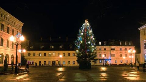 Ratusz w świątecznym wystroju. Montaż światełek na wielu posesjach poza centrum miasta zacznie się w najbliższych dniach.