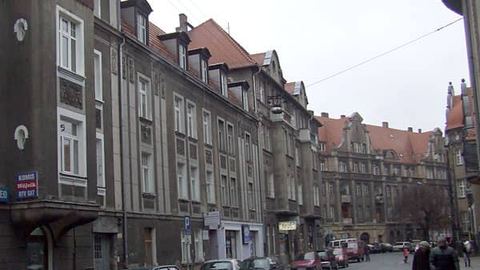 Lwia część kamienic należy w stolicy Karkonoszy do zakładów gospodarki lokalowej.