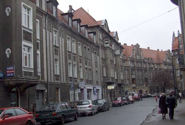 Lwia część kamienic należy w stolicy Karkonoszy do zakładów gospodarki lokalowej.
