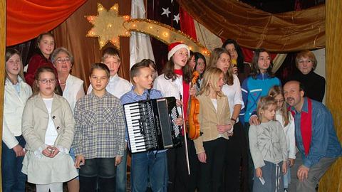 Wspólne kolędowanie: na scenie młodzi wykonawcy i pracownicy Młodzieżowego Domu Kultury.