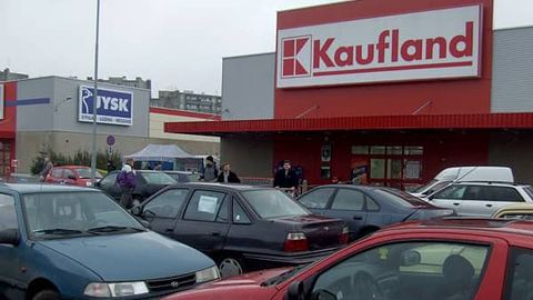 Kaufland po godzinie ósmej rano: już są kłopoty ze znalezieniem wolnego miejsca na parkingu.