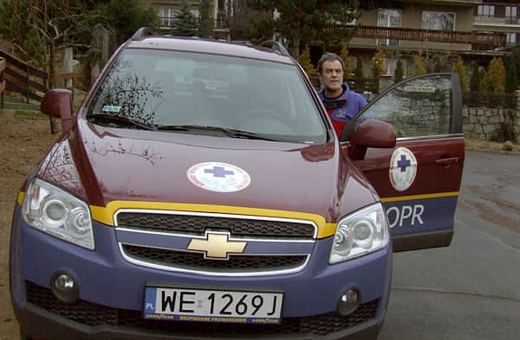 Maciej Abramowicz i najnowszy sprzęt karkonoskich goprowców.