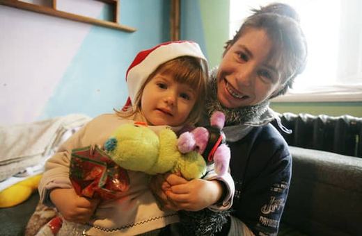 Ze świątecznych podarunków ucieszyła się dwuletnia Wiktoria z mamą przebywające w placówce w Pobiednej.