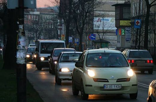 Nie można zapomnieć o światłach i zachowaniu odpowiednich odległości. Samochody na zdjęciu jadą zbyt blisko siebie.
