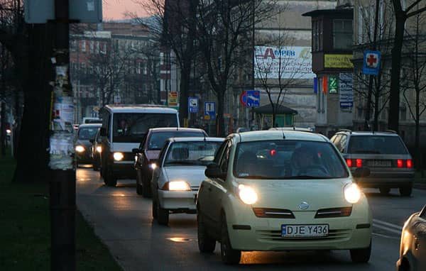 Nie można zapomnieć o światłach i zachowaniu odpowiednich odległości. Samochody na zdjęciu jadą zbyt blisko siebie.