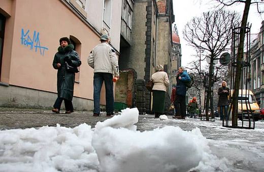 Ulica Pocztowa po godz. 12. Chodnik oczyszczony po nocnych opadach śniegu.
