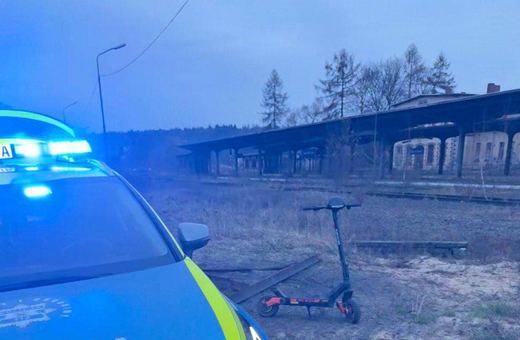 Nastolatek próbował uciec policji hulajnogą