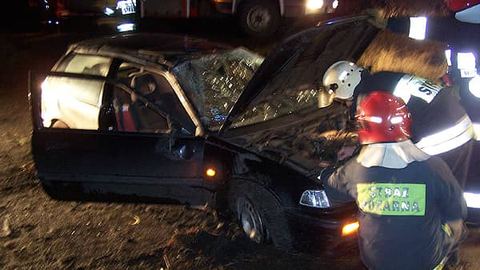 Wypadek w Dziwiszowie: samochód wpadł w poślizg i wypadł z drogi.