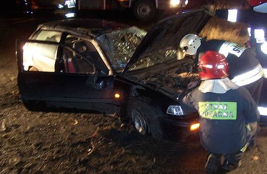 Wypadek w Dziwiszowie: samochód wpadł w poślizg i wypadł z drogi.