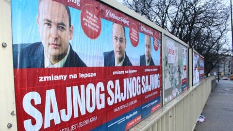 Plakaty wyborcze Miłosza Sajnoga można jeszcze zobaczyć w mieście.