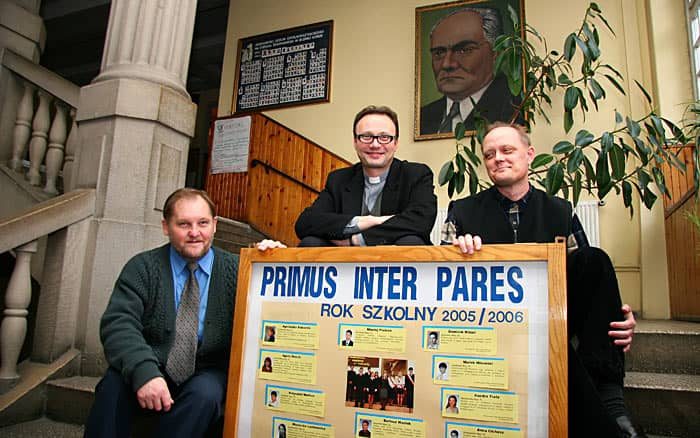 Ryszard Misiek, ks. Wojciech Dąbrowski i Lechosław Trębicki są zadowoleni z osiągnięć swych uczniów.