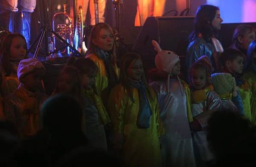 Popularny zespół na scenie w zabobrzańskim kościele powitał tłum wielbicieli.