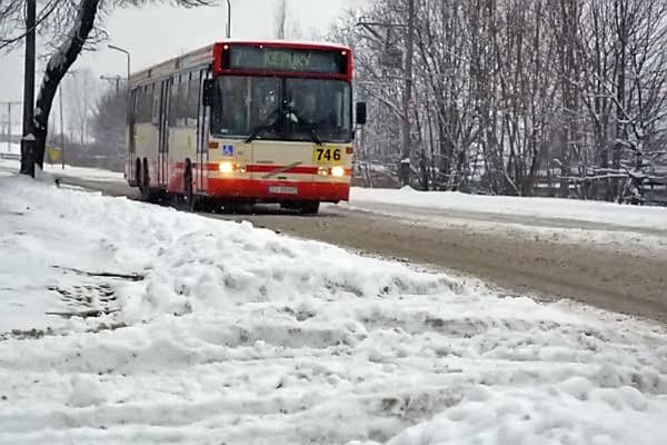 Rano handlowcy z cieplickiego targowiska rozpoczęli pracę od usuwania na taczkach zwalisk śniegu.
