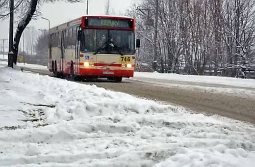 Rano handlowcy z cieplickiego targowiska rozpoczęli pracę od usuwania na taczkach zwalisk śniegu.