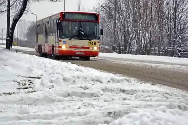 Rano handlowcy z cieplickiego targowiska rozpoczęli pracę od usuwania na taczkach zwalisk śniegu.
