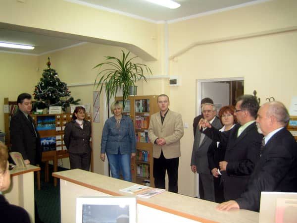 Rajcy podczas odwiedzin biblioteki w DODN.