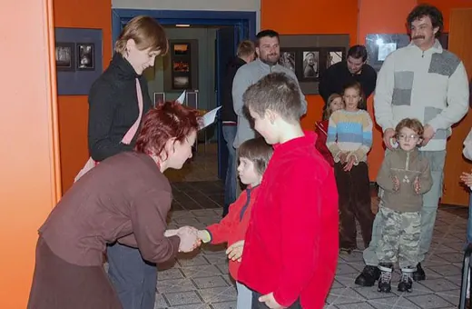 Kasia i Łukasz Mikułowie z rodzicami oraz żywą nagrodą jako uznanie plastycznego talentu dzieci.
