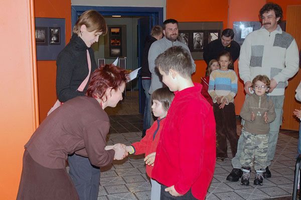 Kasia i Łukasz Mikułowie z rodzicami oraz żywą nagrodą jako uznanie plastycznego talentu dzieci.