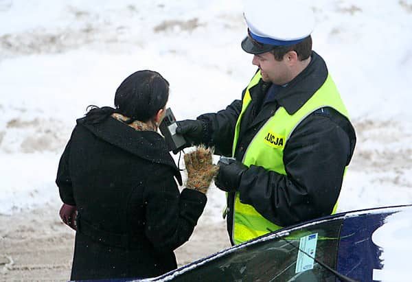 Policja podczas interwencji po stłuczce na rogu Klonowica i Okrzei.
