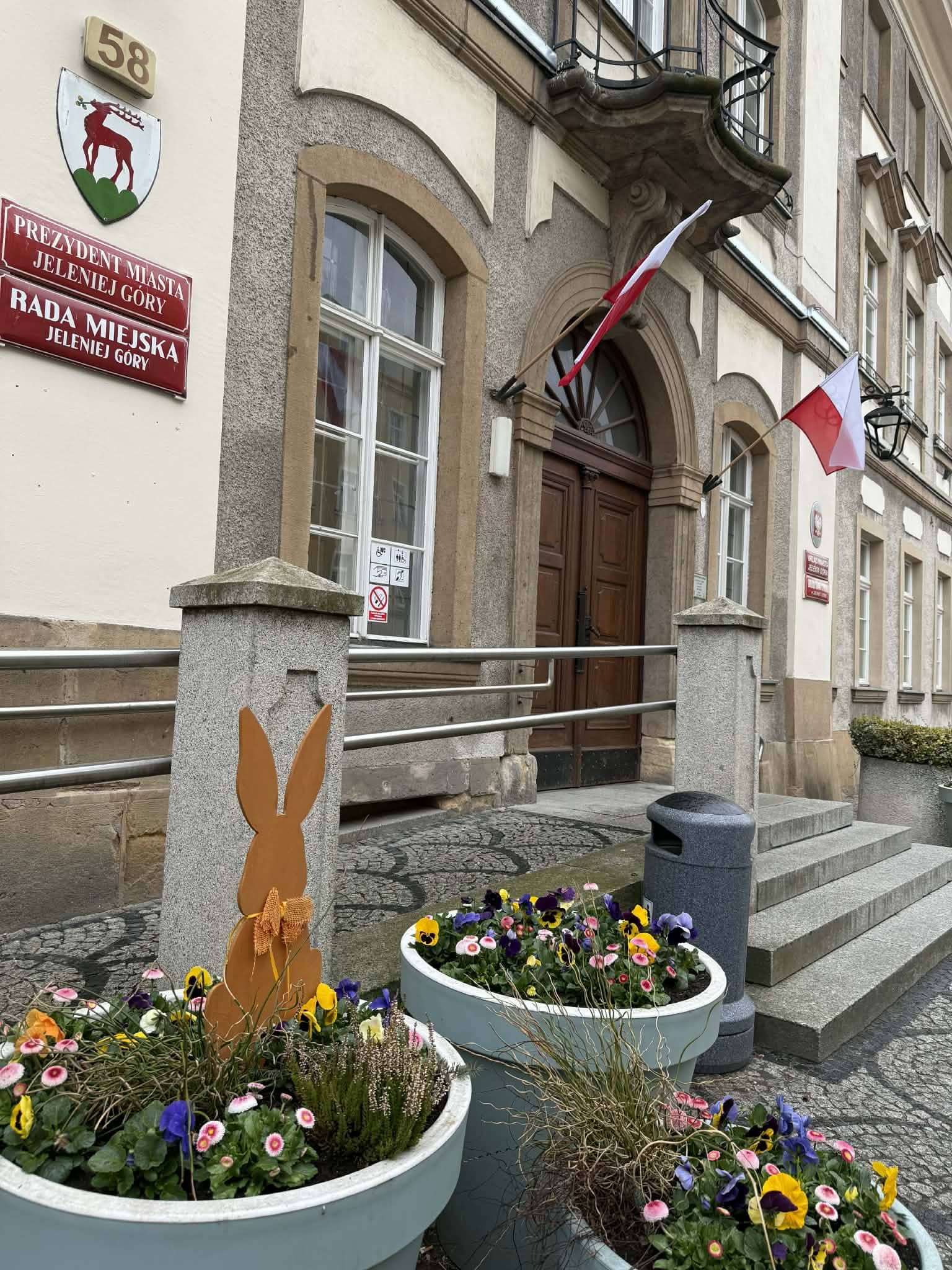 Pisanki i zajączki zdobią Jelenią Górę