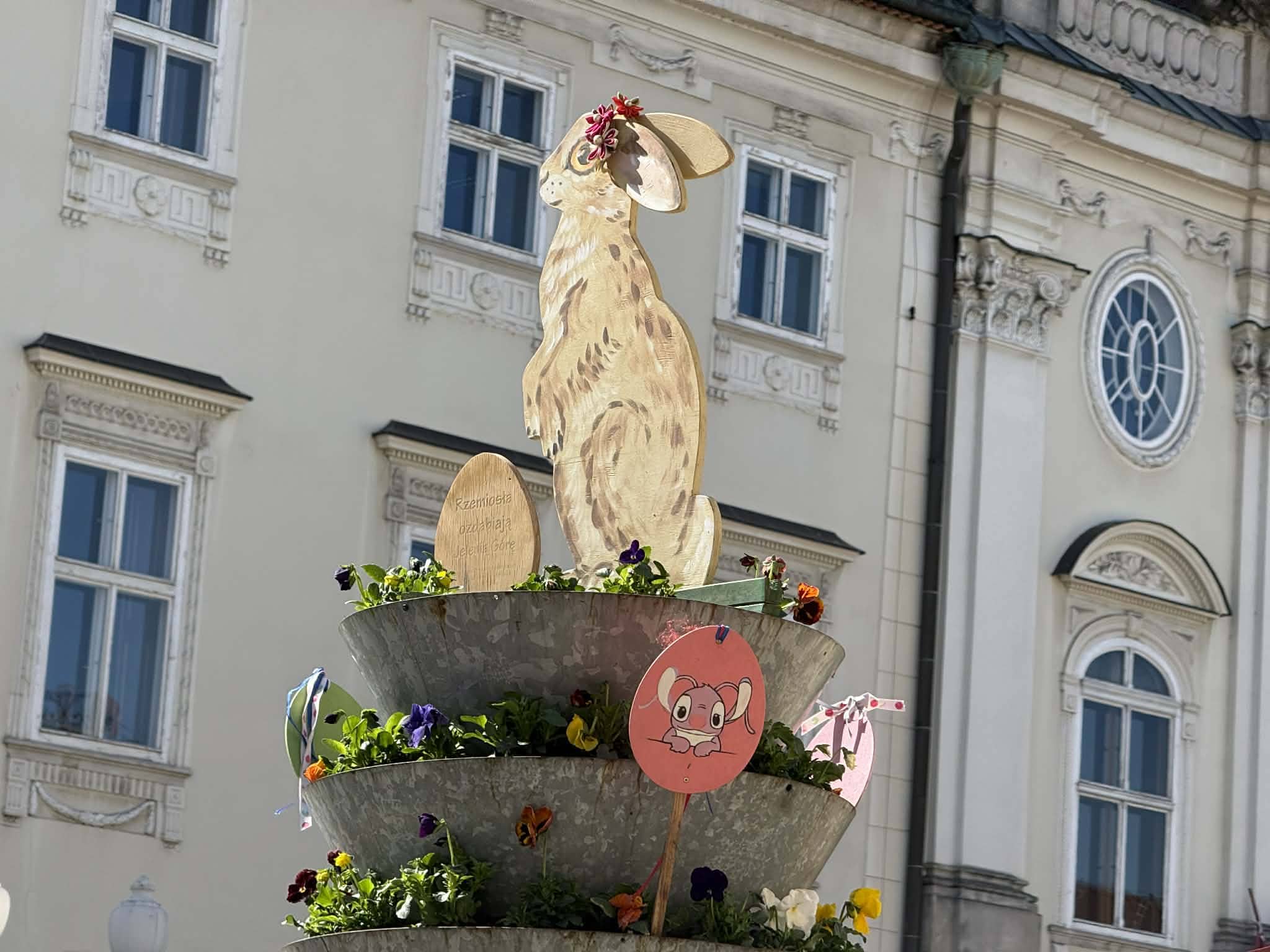 Pisanki i zajączki zdobią Jelenią Górę