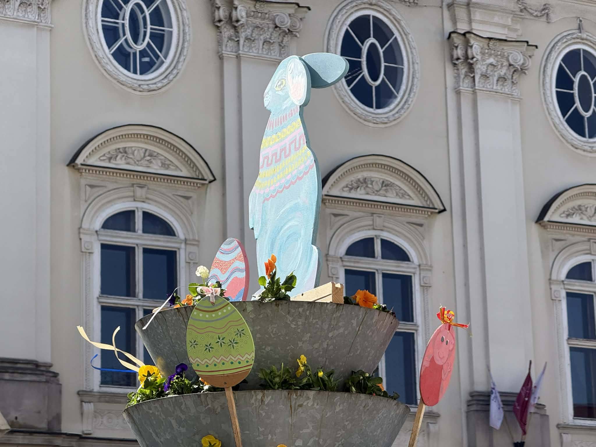 Pisanki i zajączki zdobią Jelenią Górę