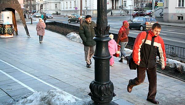 Płyt przed teatrem na razie nikt nie wymieni na bardziej przyjazną nawierzchnię.