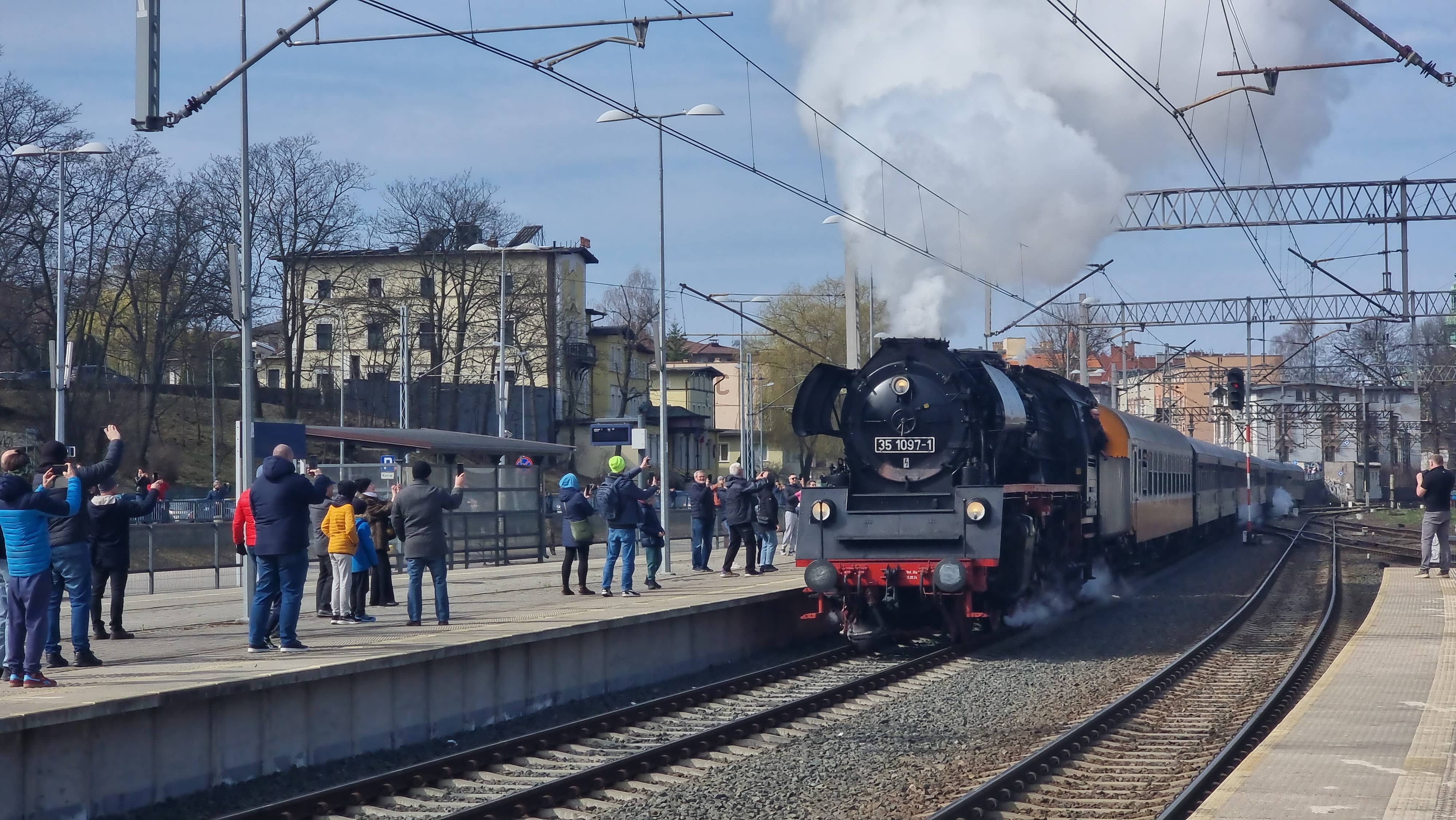 Zadymił i zniknął. Tłumy zostały na peronie